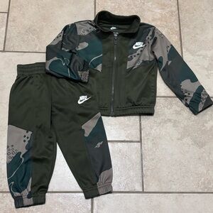 Nike Boy's Olive & Gray Camo Jogger Track Suit Matching Set Size 2T